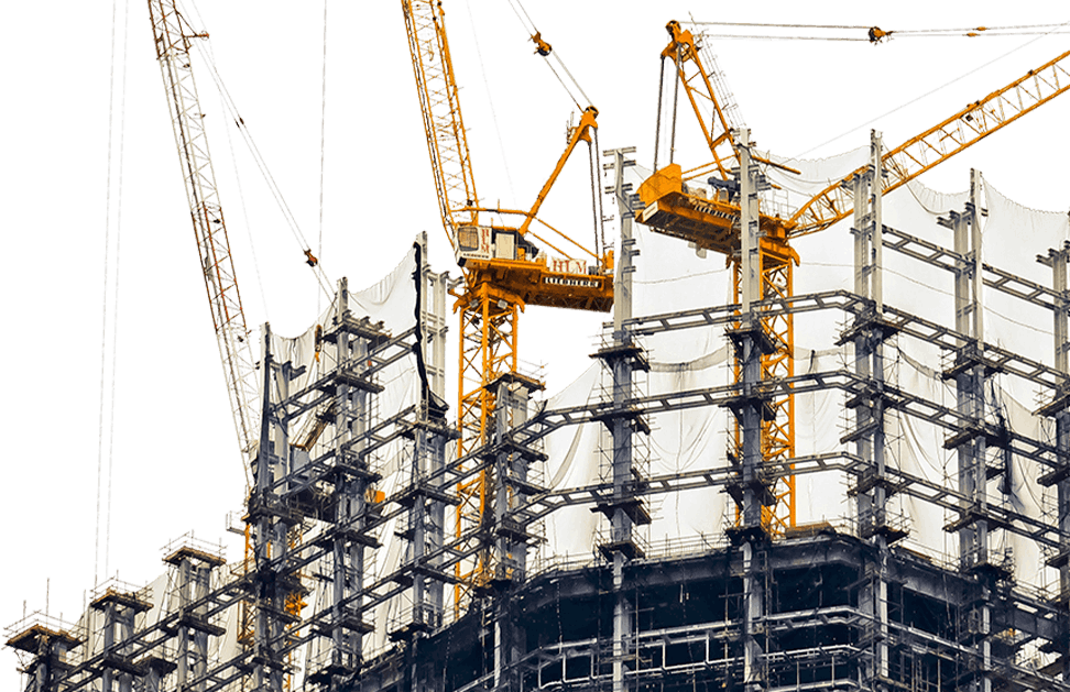 Edificio en construcción con grúas detrás