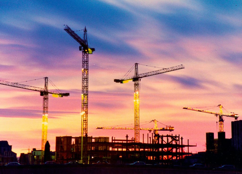 Grúas en zona de construcción
